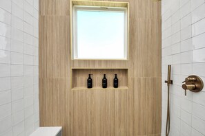 Hair dryer, towels, soap, shampoo - Walk to World Cup Fan Fest!  New 3BR Luxe Home, Hot Tub, Min Stadiums, Sleeps 10 (Houston)