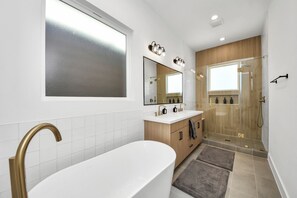 Hair dryer, towels, soap, shampoo - Walk to World Cup Fan Fest!  New 3BR Luxe Home, Hot Tub, Min Stadiums, Sleeps 10 (Houston)