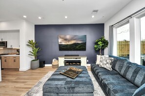 Smart TV, caminetto, impianto stereo, monitor per computer