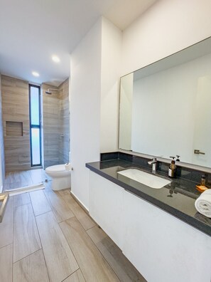 Hair dryer, towels, soap, shampoo - 1BR Apartment w/ Private Balcony - Rooftop Pool - Walk to Beach & 5th Ave (Playa del Carmen)