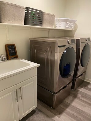 Interior - Beautiful Home In Lancaster Close to BLVD AV & Hospital. (Lancaster)