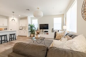 Smart TV, stereo - Renovated 4BR Home Close to The BLVD, Poppy Fields & AV Hospital. (Lancaster)