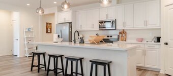 Renovated 4BR Home Close to The BLVD, Poppy Fields & AV Hospital.