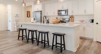 Renovated 4BR Home Close to The BLVD, Poppy Fields & AV Hospital.