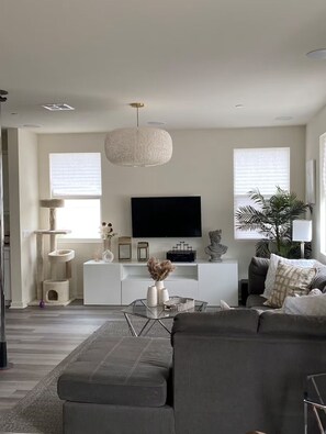 Living area - Beautiful Home In Lancaster Close to BLVD AV & Hospital. (Lancaster)