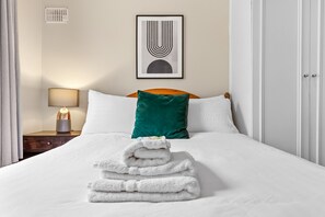2 bedrooms, iron/ironing board, free WiFi, bed sheets - Stylish 2BR Kensington Retreat, 1 min to Station! (Greater London)