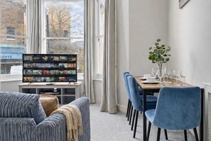 Interior - Stylish 2BR Kensington Retreat, 1 min to Station! (Greater London)