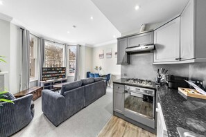Fridge, microwave, oven, stovetop - Stylish 2BR Kensington Retreat, 1 min to Station! (Greater London)