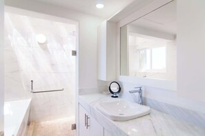 Shower, towels, shampoo - Casa Lindavista | 3BR | Condo | Puerto Aventuras (Puerto Aventuras)