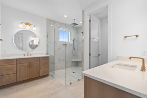 Een douche, een haardroger, handdoeken