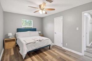 4 bedrooms, iron/ironing board, WiFi, bed sheets - Family-Friendly Home Near Downtown Montgomery (Montgomery)