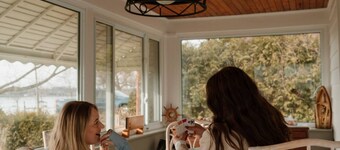 Little River Retreat - RIVERFRONT LIVING - Sleeps 8