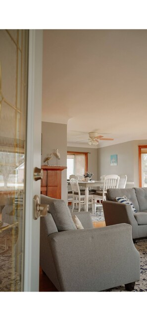 Interior - Little River Retreat - RIVERFRONT LIVING - Sleeps 8 (Mooretown)