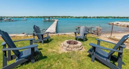 Little River Retreat - RIVERFRONT LIVING - Sleeps 8