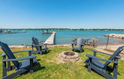 Little River Retreat - RIVERFRONT LIVING - Sleeps 8