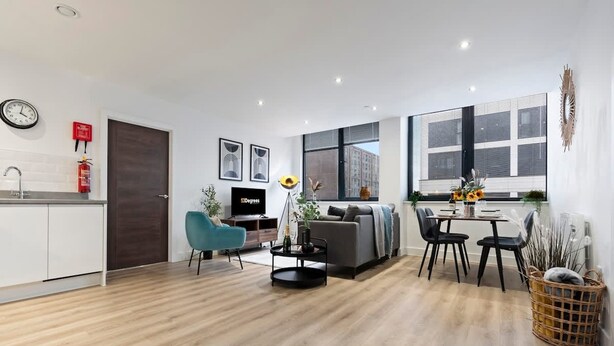 A modern apartment with a kitchen, dining area, and living room. - Pristine Flat Ideal for Small Groups Sleeps 4 (Manchester)