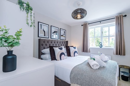 NEW Stunning Home Ideal for Groups Free Parking