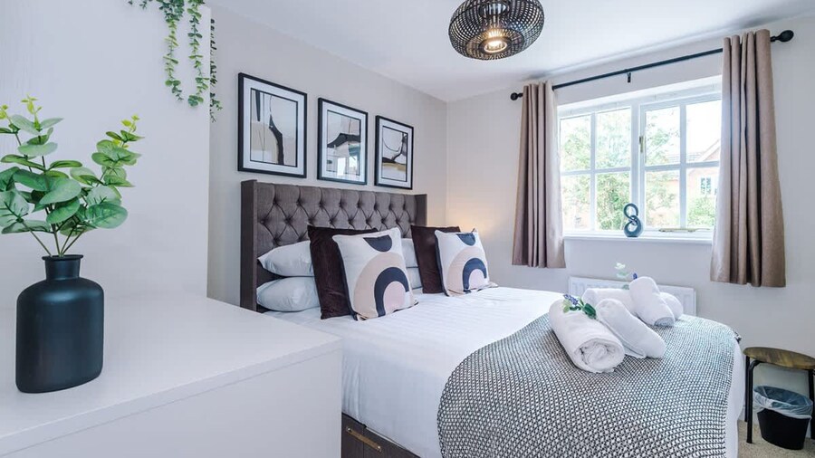 NEW Stunning Home Ideal for Groups Free Parking