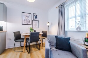 House | 1 bedroom - New Stunning Flat Perfect for Business Sleeps 3 (Crewe)