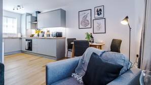 Una cucina moderna con zona pranzo, divano e opere d'arte alle pareti.