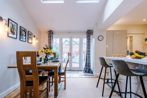 NEW Spacious 2-bed Home Amazing Location