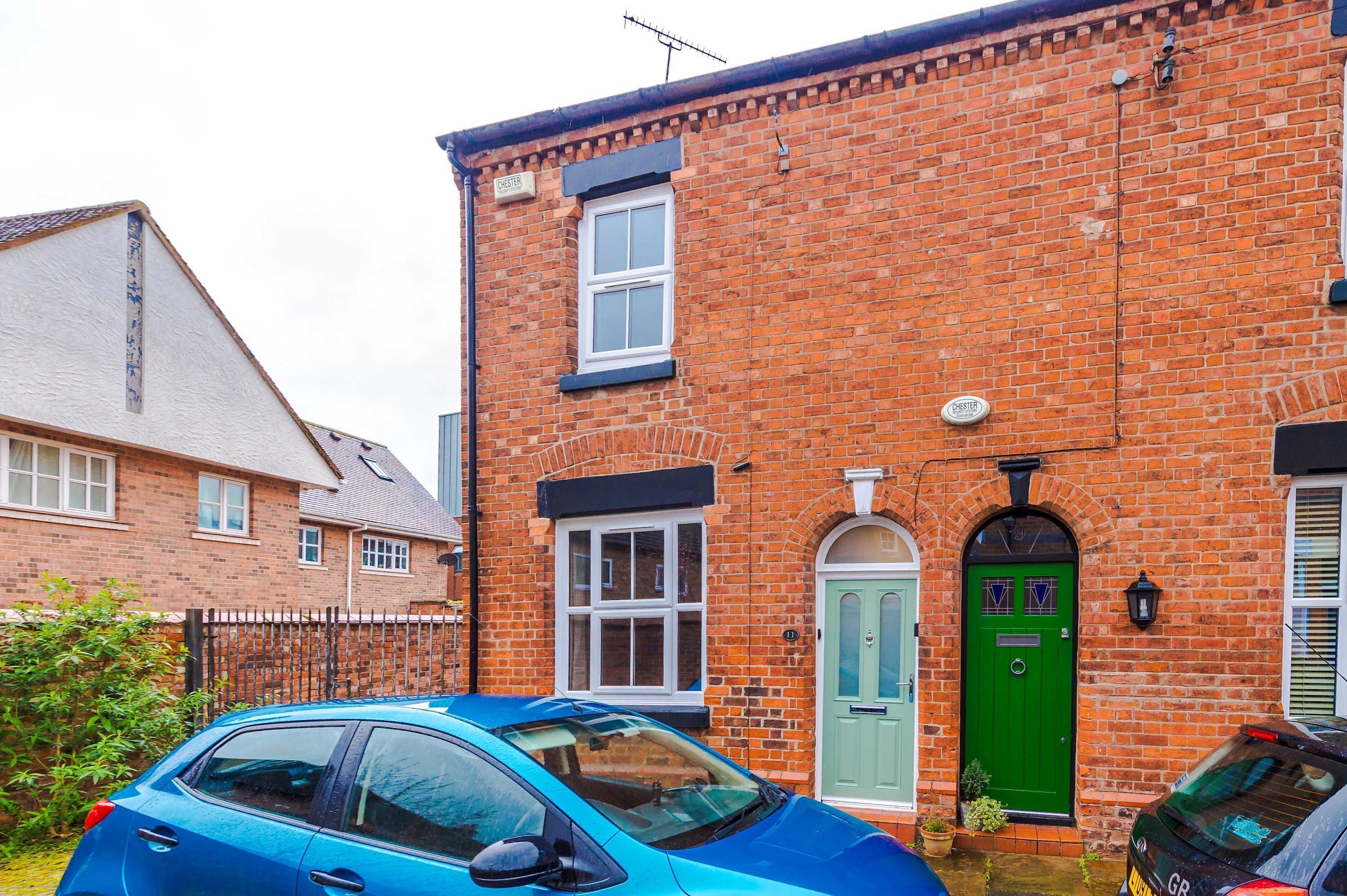 House | 2 bedrooms, desk