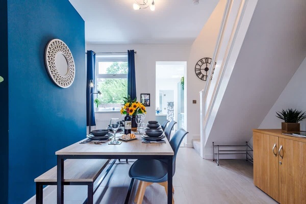 House | 3 bedrooms, desk