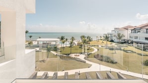 Ein Resort mit Pool, Palmen und Blick auf den Ozean.