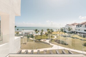 A resort with a pool, palm trees, and a view of the ocean. - Studio for two w Ocean View at Punta Palmera Gc5 (Punta Cana)