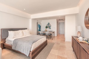 Une chambre moderne avec un grand lit, un bureau et un coin repas.