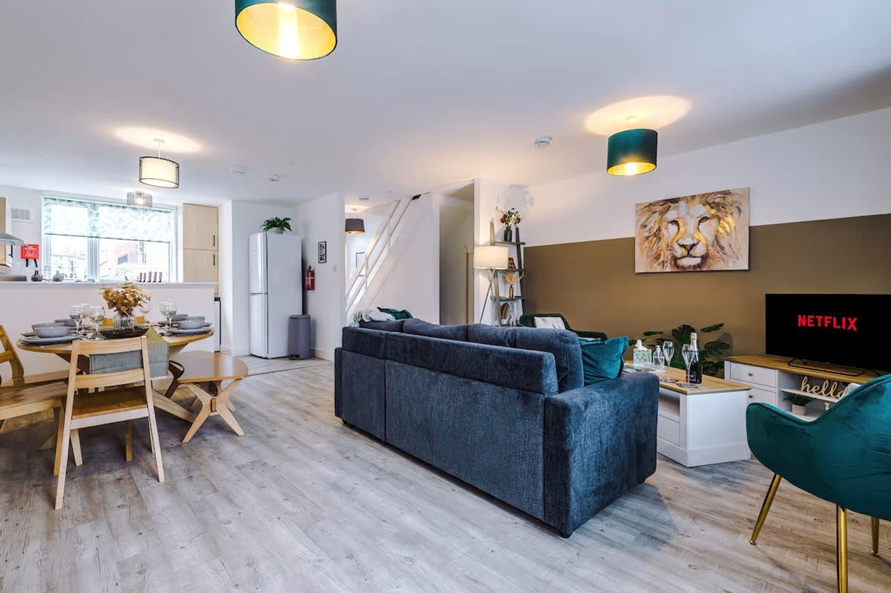 3 bedrooms, desk