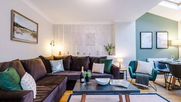 House | 4 bedrooms, desk