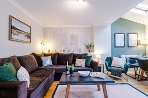 House - NEW Incredible Home Perfect for Groups w Parking (Northwich)