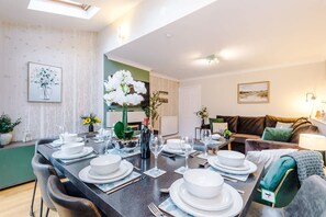 House | 4 bedrooms, desk - NEW Incredible Home Perfect for Groups w Parking (Northwich)