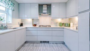 Nhà | 4 phòng ngủ, bàn 