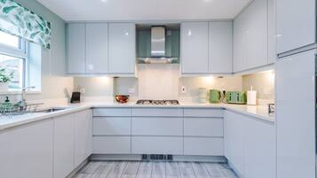 House | 4 bedrooms, desk