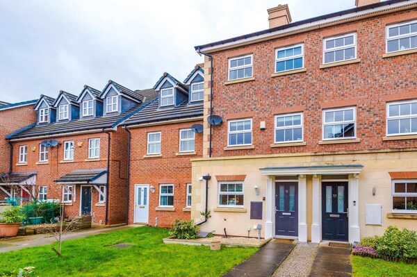 New! Incredible Home In Northwich By 53 Degrees Property, Perfect For Groups, Free Parking! - Northwich