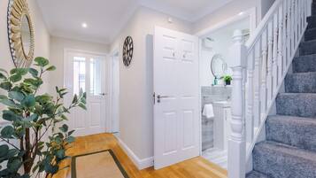 House | 4 bedrooms, desk