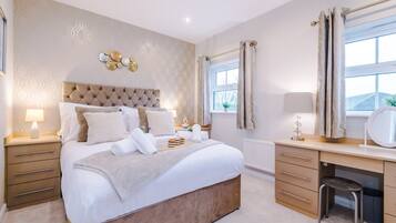 House | 4 bedrooms, desk