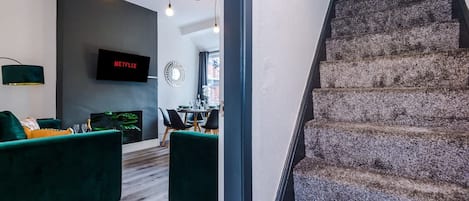 House | 4 bedrooms, desk, soundproofing