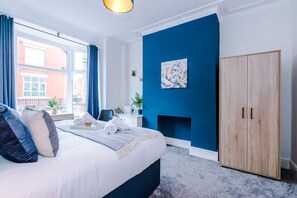 4 bedrooms - Modern Home Ideal for Business Groups Sleeps 7 (Crewe)