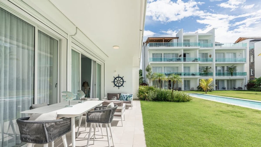 Two-bedroom apt With Pool View bbq in Lake View