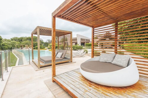 Coastal Villa w Dock Access Pools