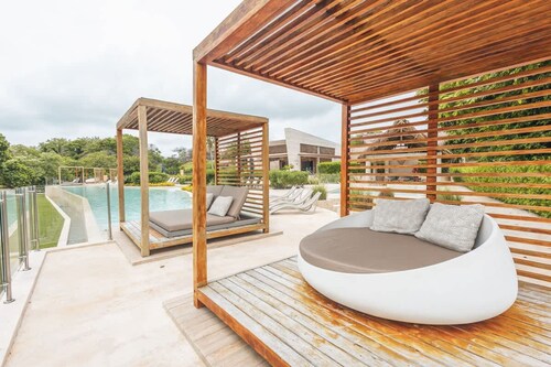 Tropical Villa w Pool Dock Access