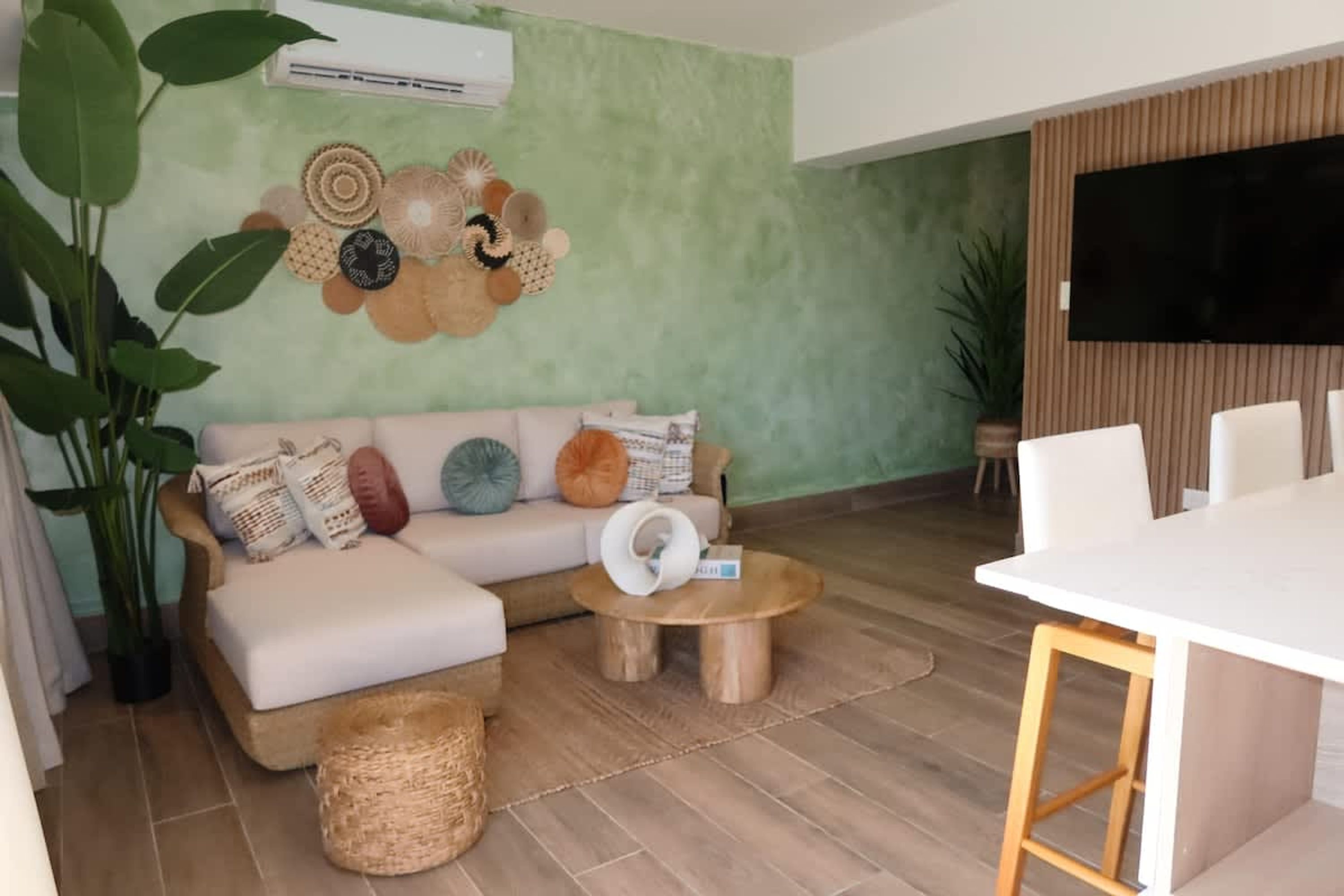 Un salon avec un canapé, une table basse et un téléviseur.