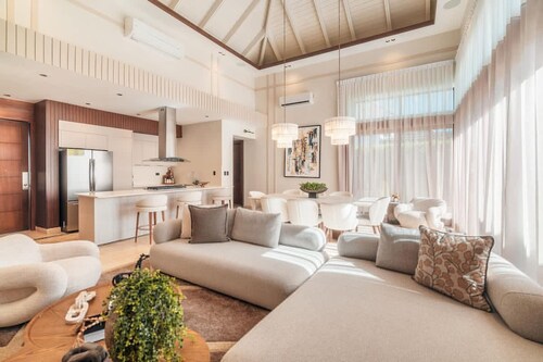 Incredible 3br Bungallow With Patio and Pool