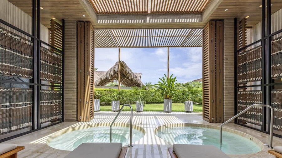 Bright Villa w Pool Outdoor Grill