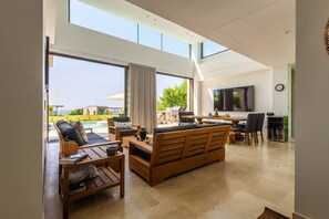 Villa - Bright Villa w Pool Outdoor Grill (Cartagena)