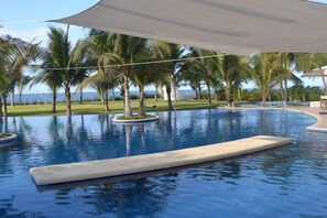 Villa - Modern Villa With Jacuzzi Pool View in Monterrico (Taxisco)