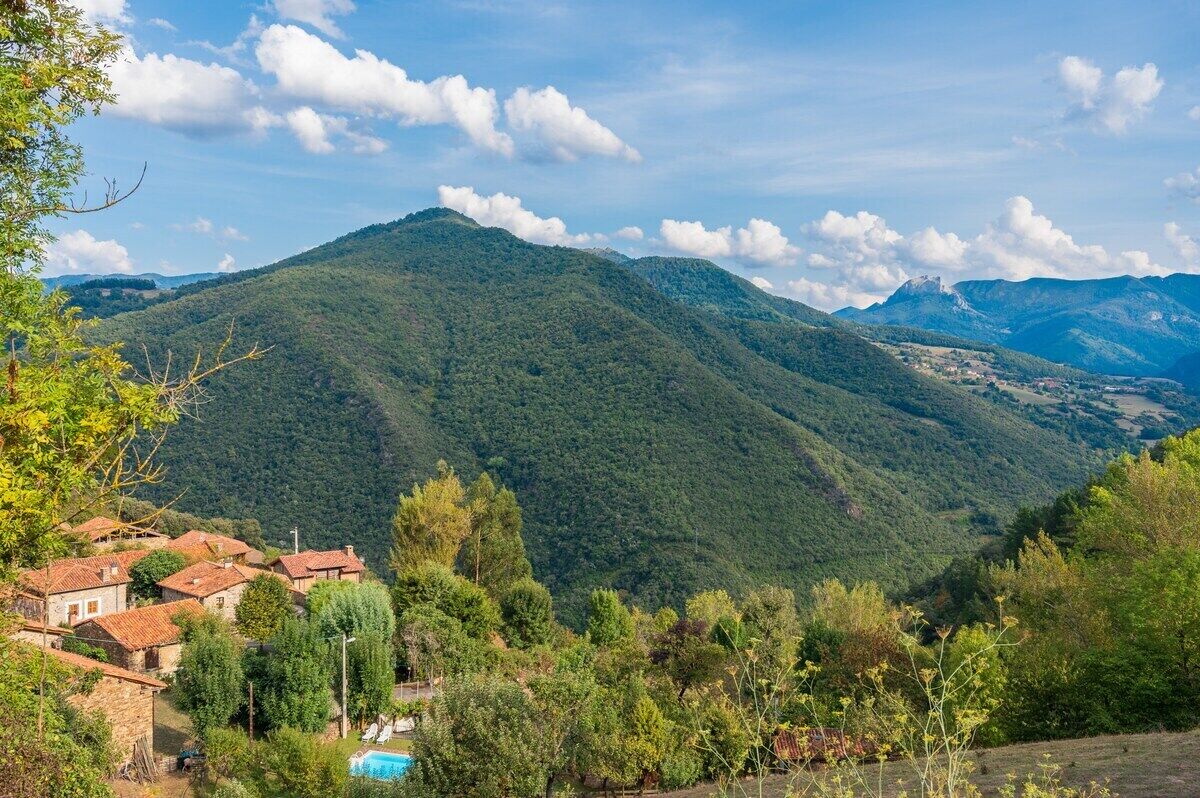 Un paysage montagneux avec un village.